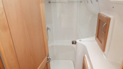 Lightwave 38pc Aft Main Bathroom With Seperate Wet & Dry Areas
